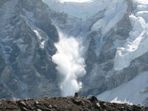 300px-Avalanche_on_Everest
